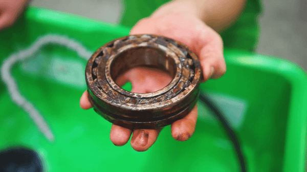 GIF de dégraissage de pièces mécaniques industrielles dans une fontaine