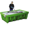 Homme qui nettoie une pièce métallique sur une plateforme de nettoyage