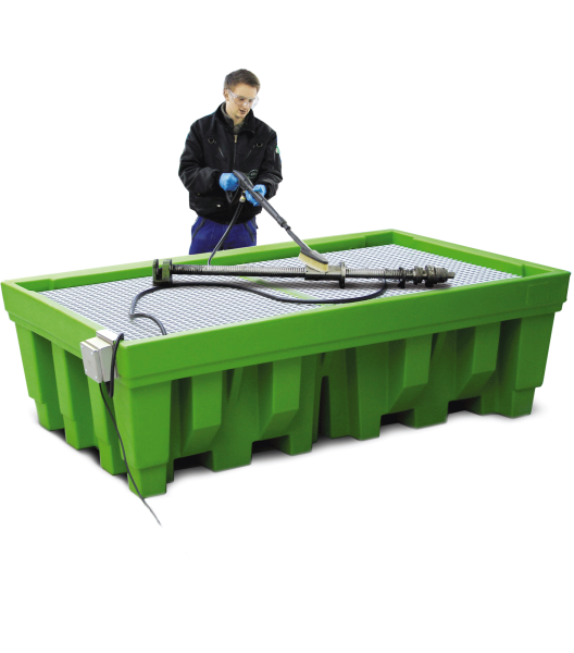 Homme qui nettoie une pièce métallique sur une plateforme de nettoyage