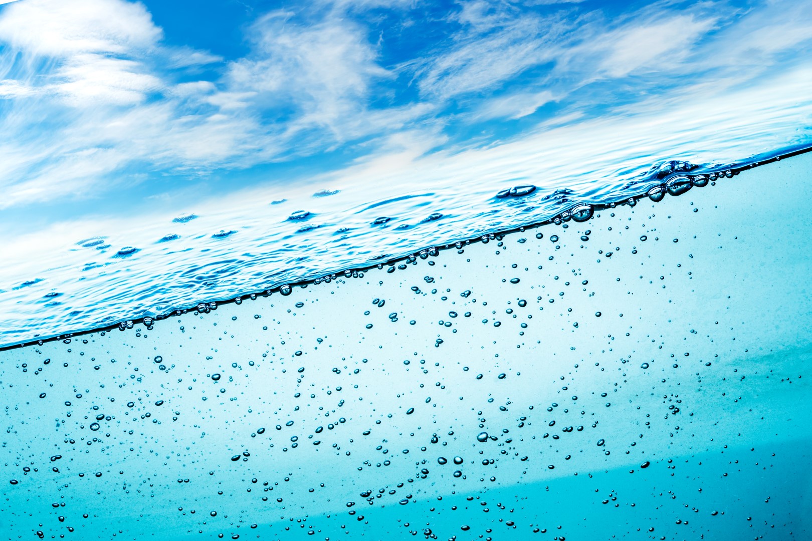 Gros plan d’eau sur fond de ciel bleu