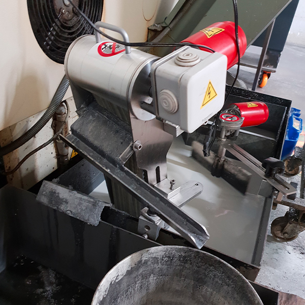 Déshuileur à bande en situation d’utilisation pour huiles industrielles