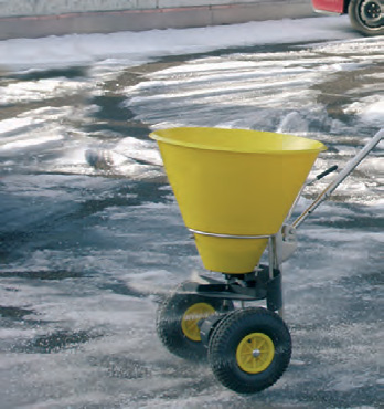 équipement pour l'hiver en entreprise, brouette avec sel pour parking