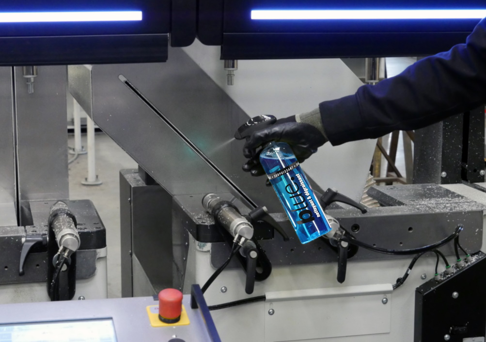 Application du dégraissant écologique BLUE sur une pièce mécanique en acier