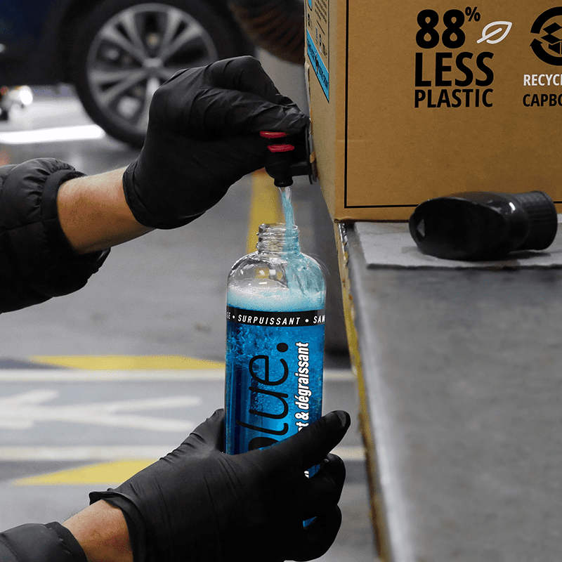Remplissage d'un flacon de dégraissant BIG BLUE