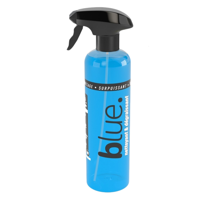 Flacon vaporisateur BIG BLUE dégraissant universel posé sur un établi industriel