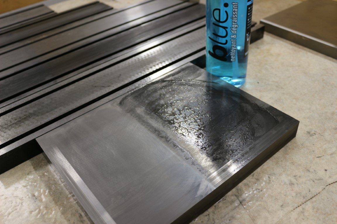 Comparatif avant/après sur une surface métallique dégraissée avec BLUE