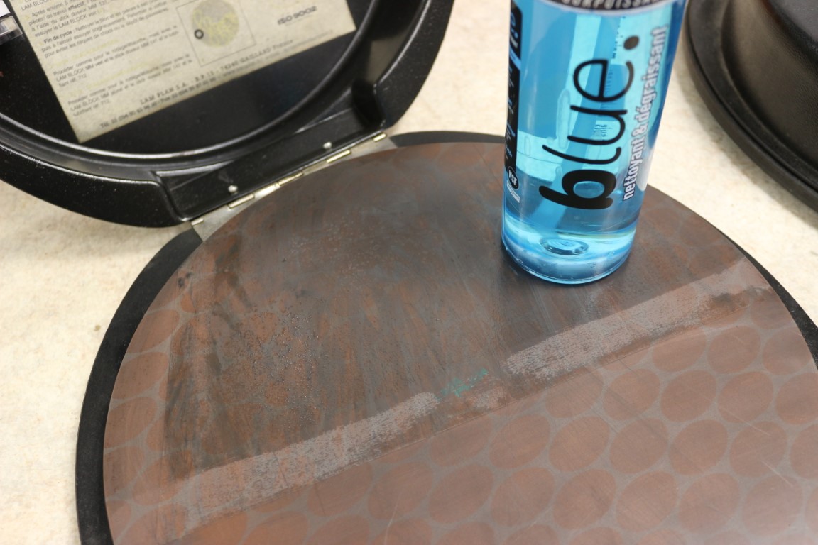 Comparatif avant/après sur une surface métallique dégraissée avec BLUE