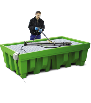 Homme qui nettoie une pièce métallique sur une plateforme de nettoyage